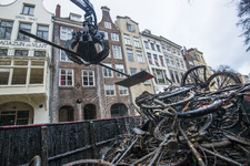 909460 Afbeelding van het opdreggen van fietswrakken uit de Oudegracht te Utrecht door de Gemeentelijke Reinigings- en ...